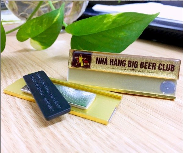 Biển thay tên nhân viên 12